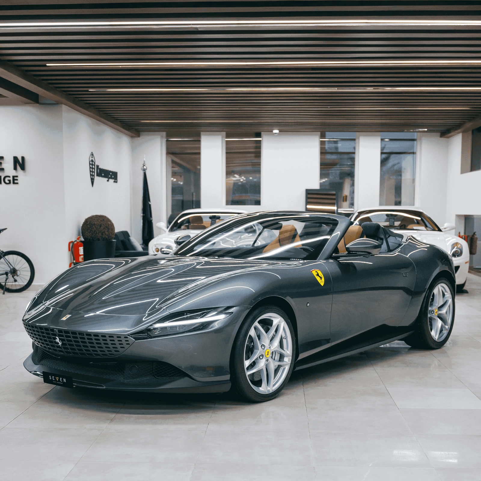 Ferrari Roma Spider · Grigio Silverstone · Seven Car Lounge
