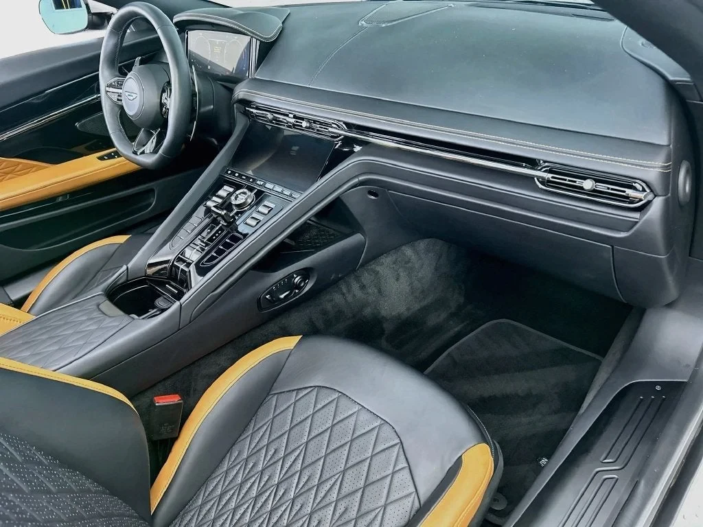 2025 Aston Martin DB12 Volante, 21/30