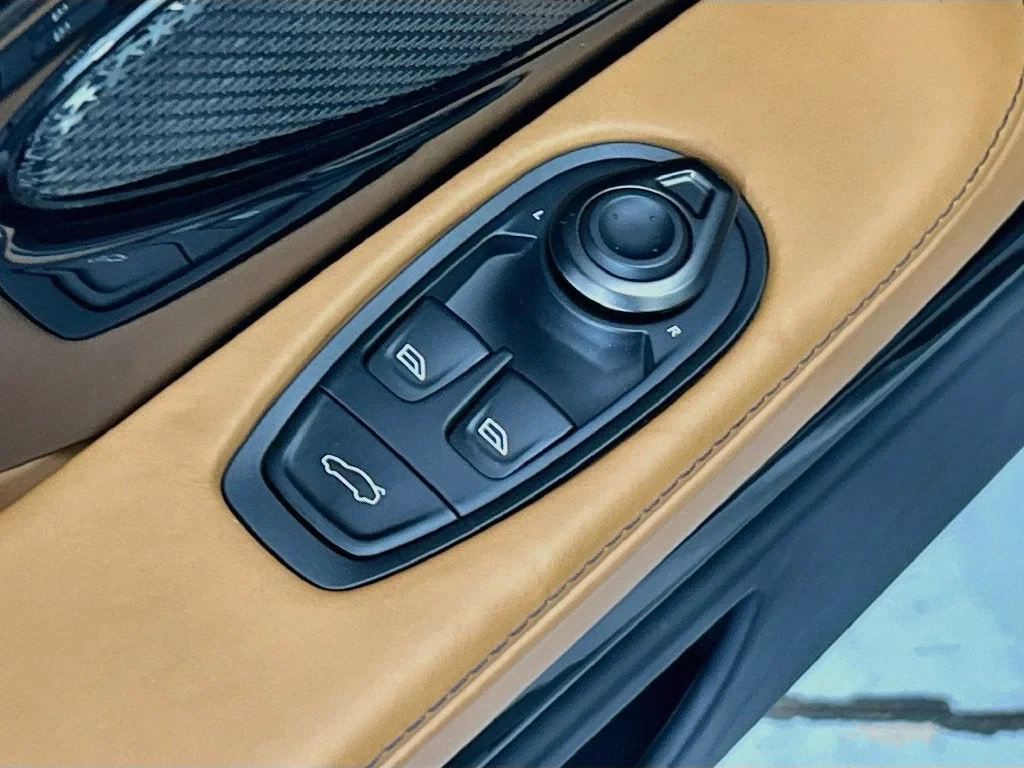 2025 Aston Martin DB12 Volante, 26/30