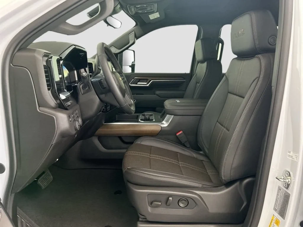 2026 Chevrolet Silverado 3500HD, 16/30