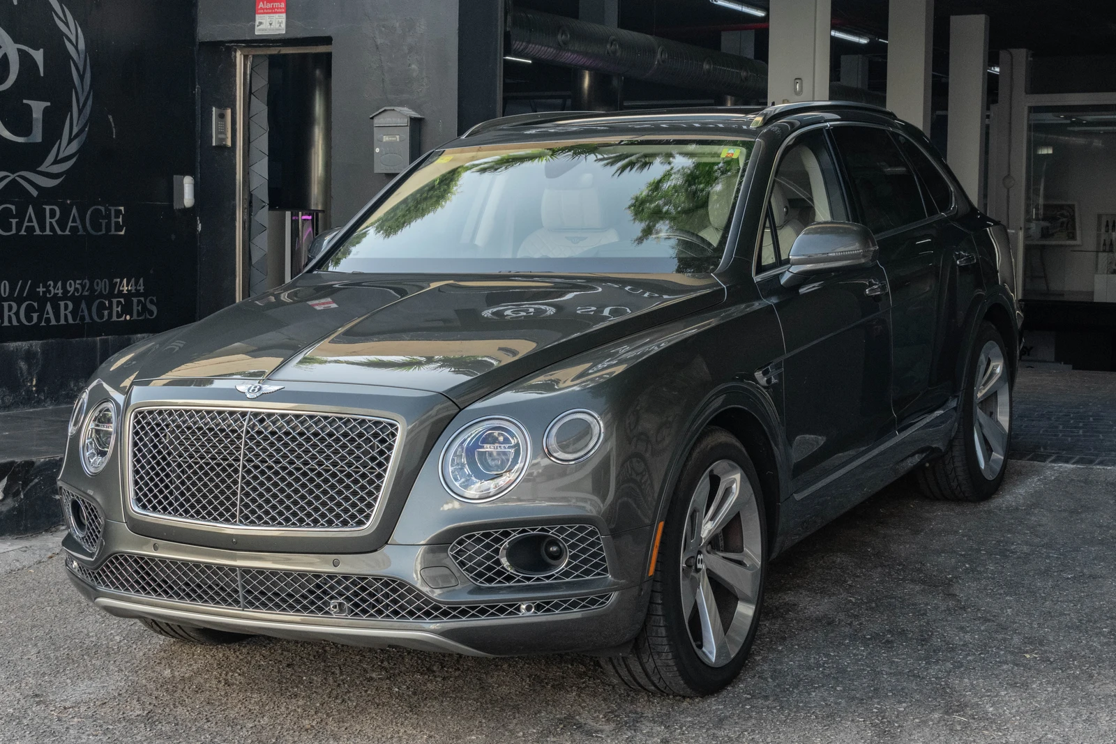 Bentley Bentayga W12, 6/10