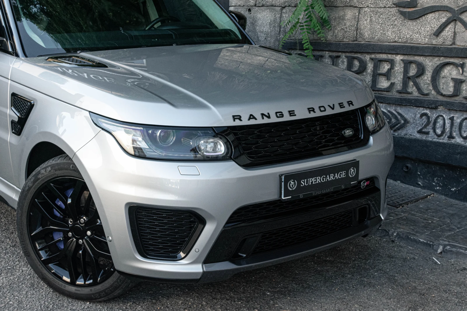 2017 Land Rover Range Rover Sport SVR, 2/10