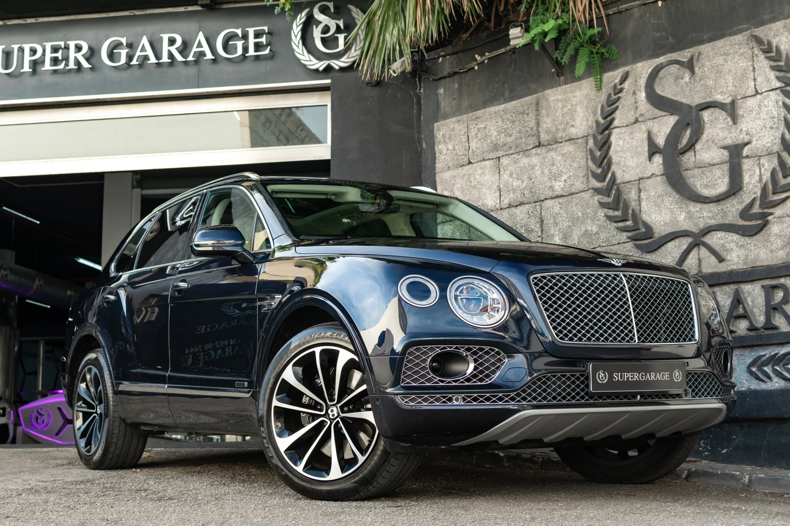 Bentley Bentayga Diesel · Dark Sapphire · SuperGarage Marbella