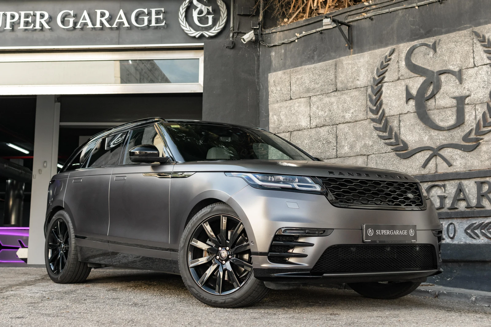 Land Rover Range Rover Velar 3.0D R-Dynamic SE · Metallic gray with matte gray wrap · SuperGarage Marbella