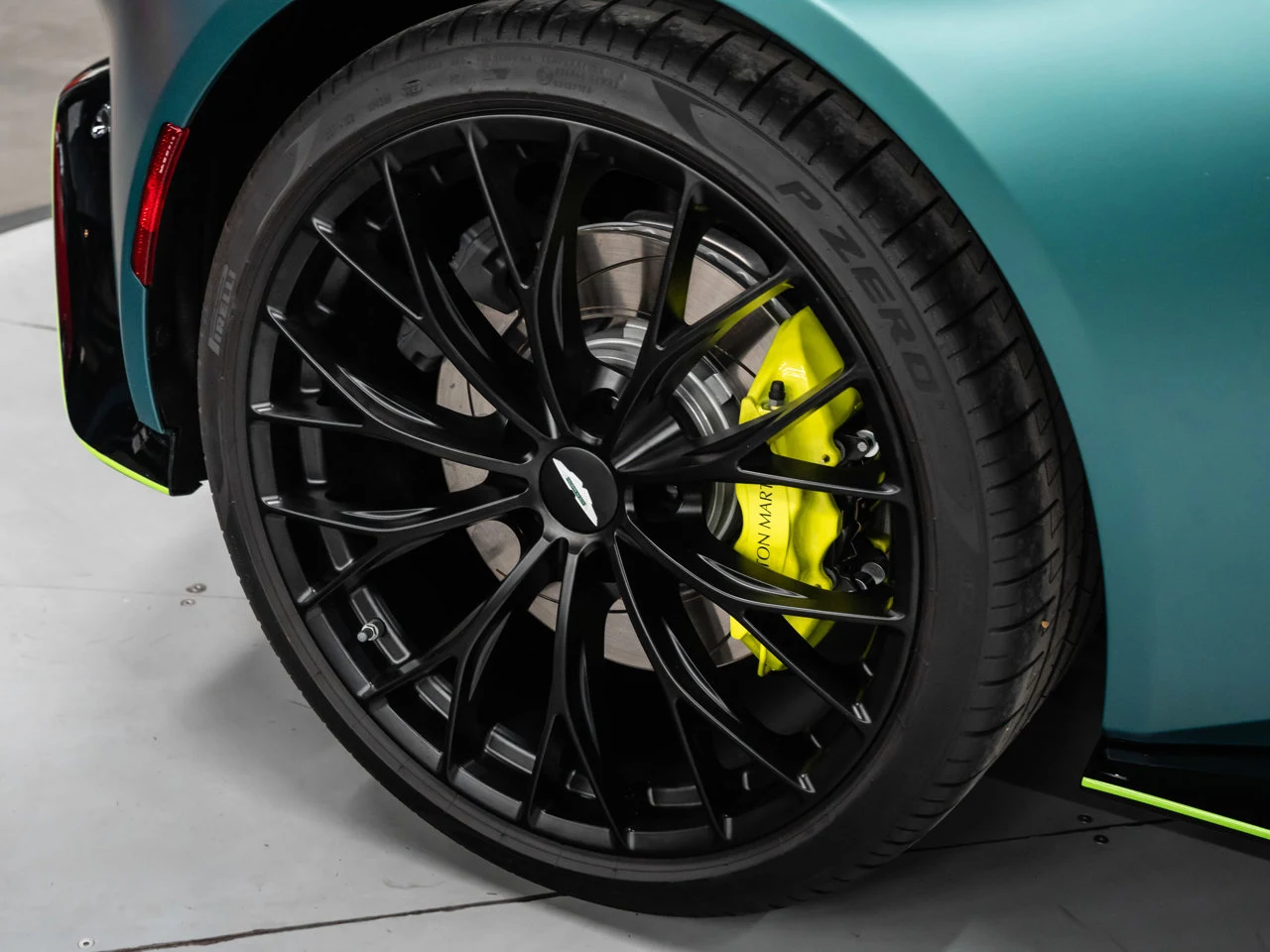 2023 Aston Martin Vantage F1 Edition, 29/30