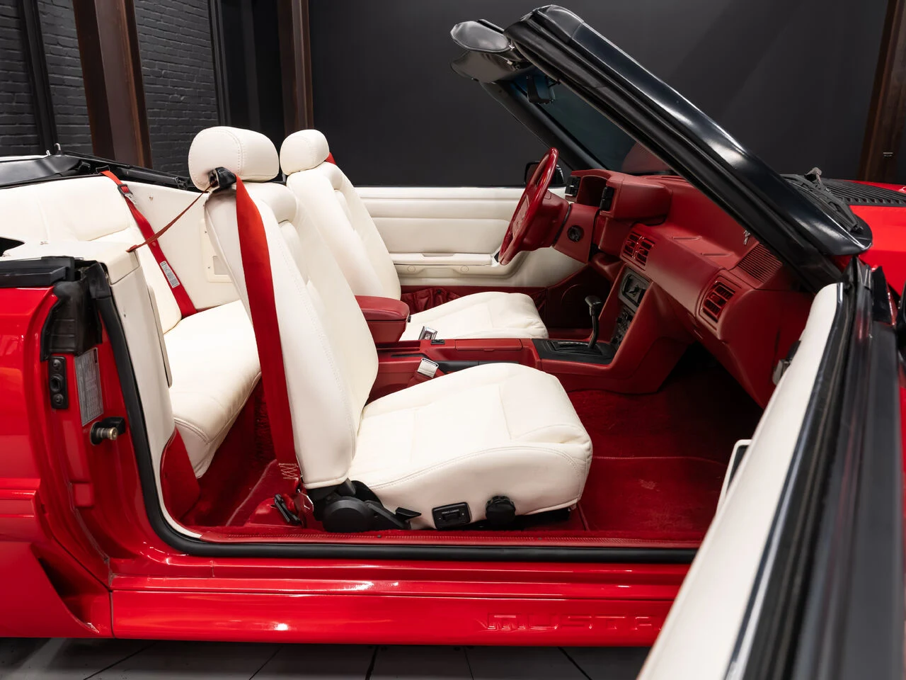 1992 Ford Mustang GT Convertible, 23/30