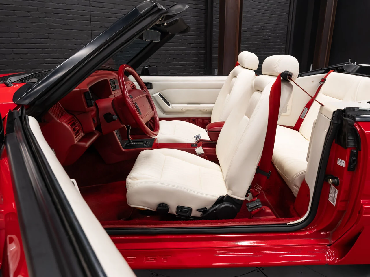 1992 Ford Mustang GT Convertible, 26/30