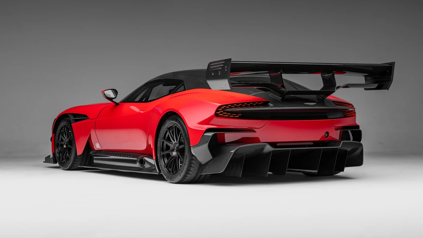 2016 Aston Martin Vulcan AMR Pro, 3/10