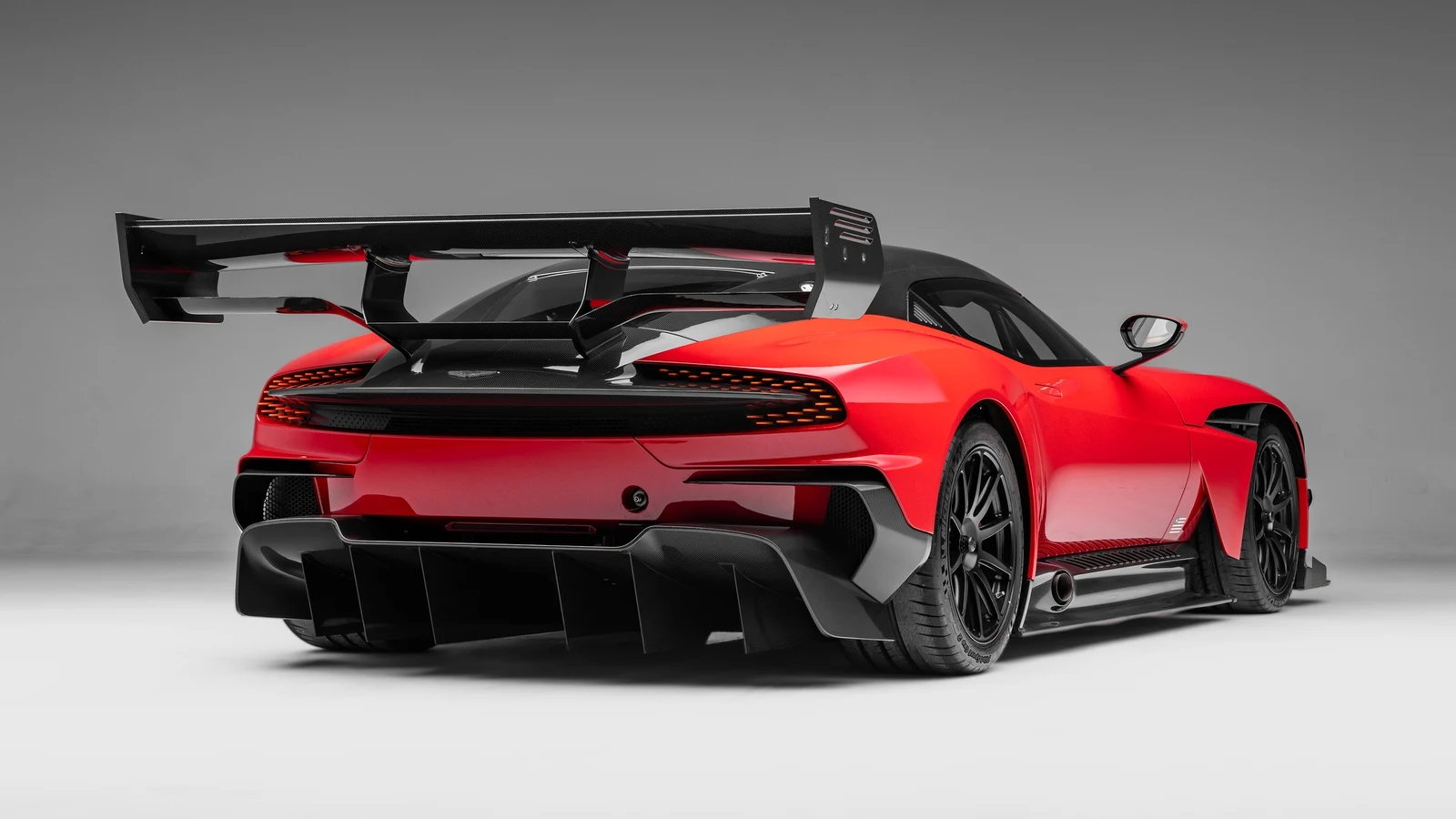 2016 Aston Martin Vulcan AMR Pro, 4/10