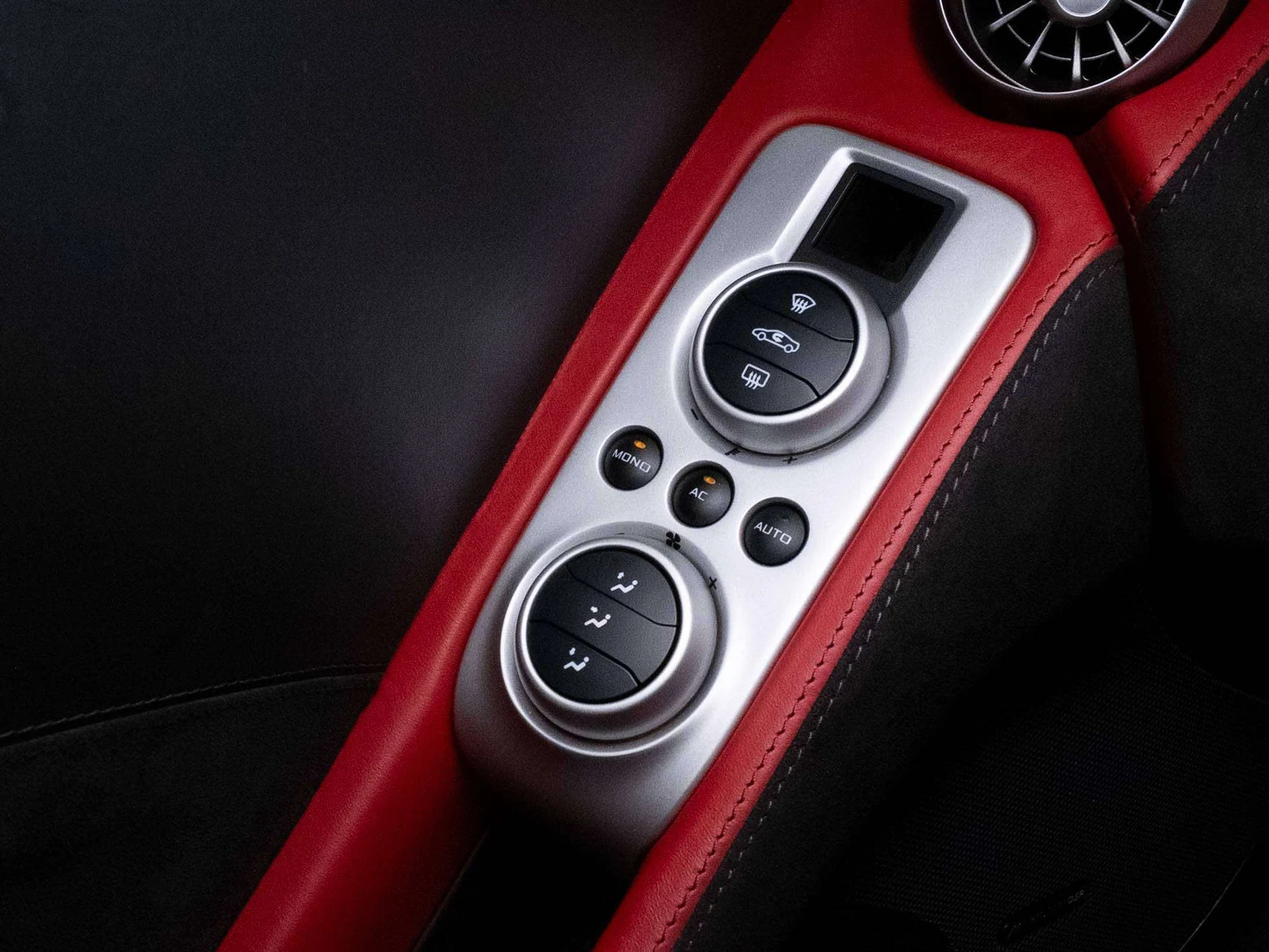 2012 McLaren 12C, 24/25