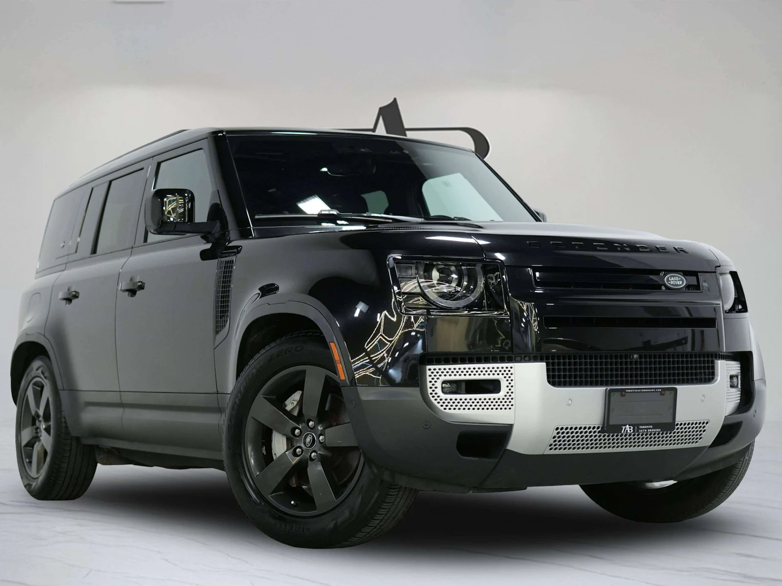 2023 Land Rover Defender 110 SE (L663), 2/30