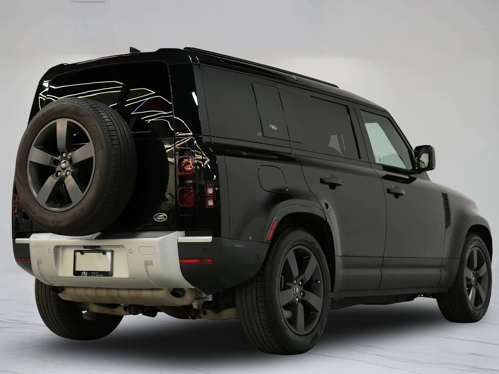 2023 Land Rover Defender 110 SE (L663), 4/30
