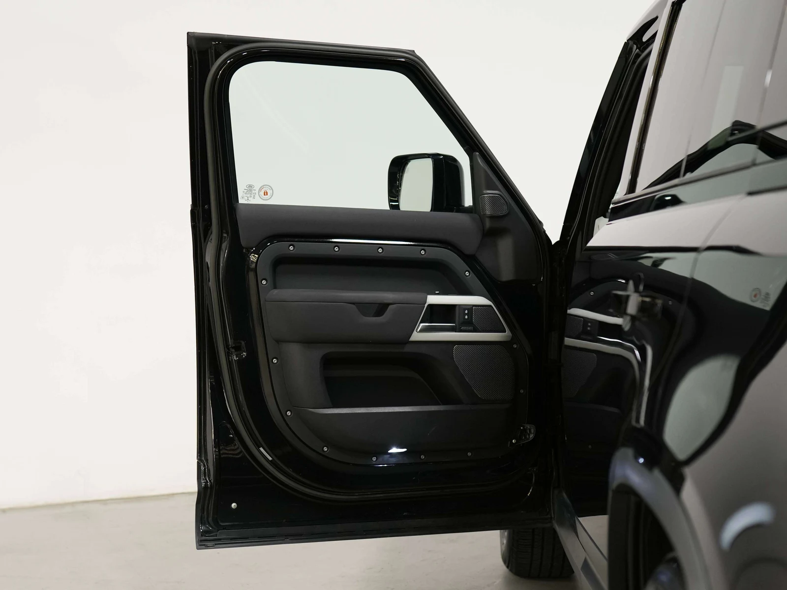 2023 Land Rover Defender 110 SE (L663), 8/30