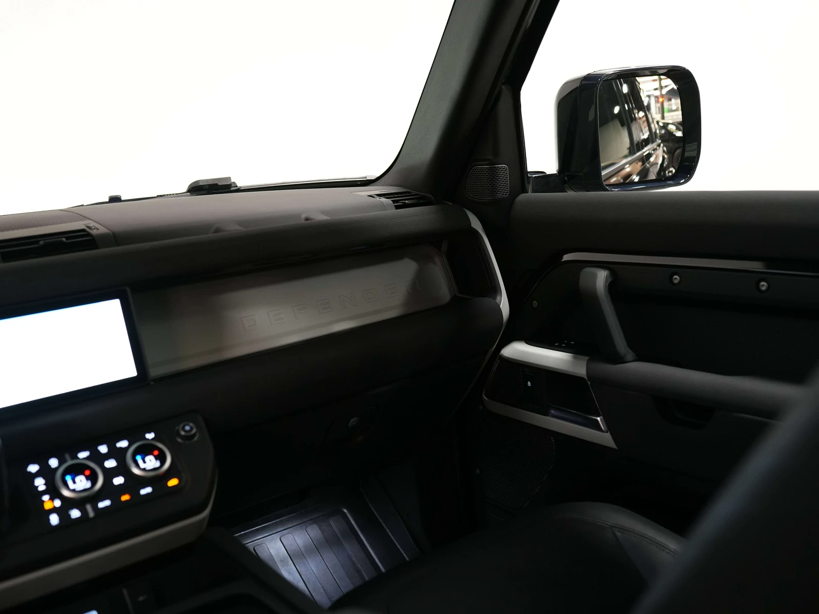 2023 Land Rover Defender 110 SE (L663), 23/30