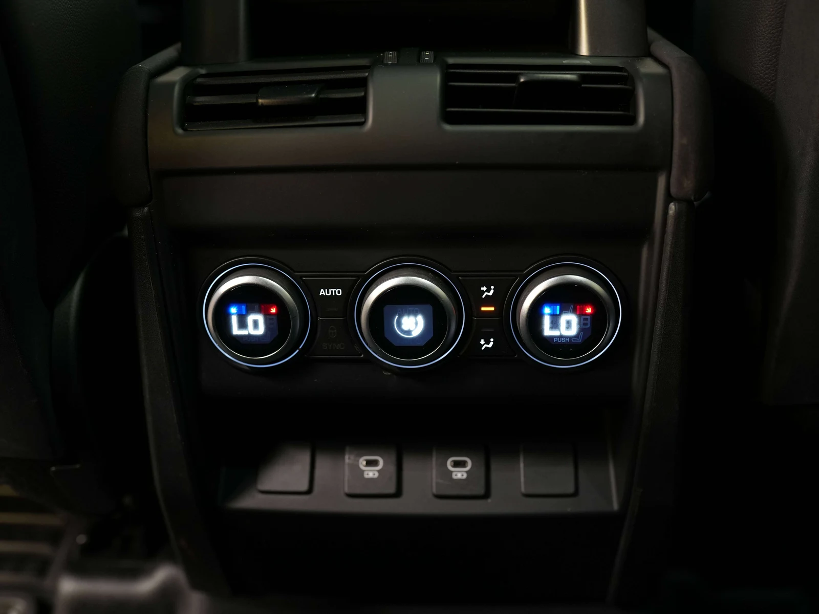 2023 Land Rover Defender 110 SE (L663), 28/30