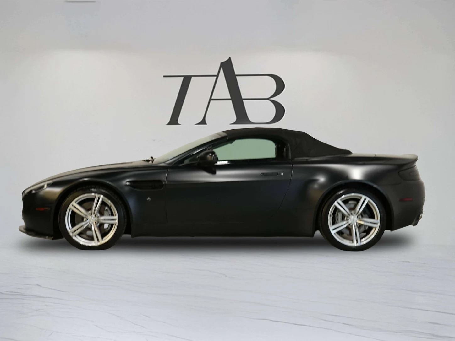 2010 Aston Martin V8 Vantage Roadster, 24/25