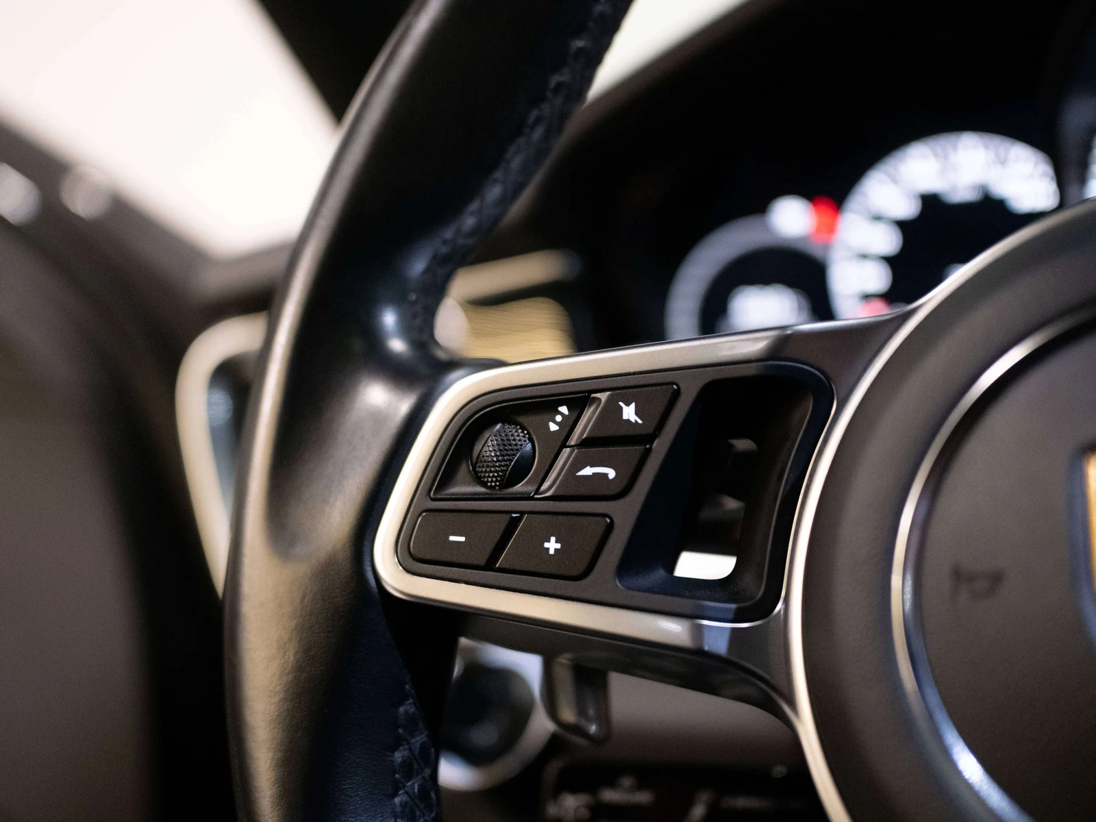 2017 Porsche Panamera 4S (971), 13/30