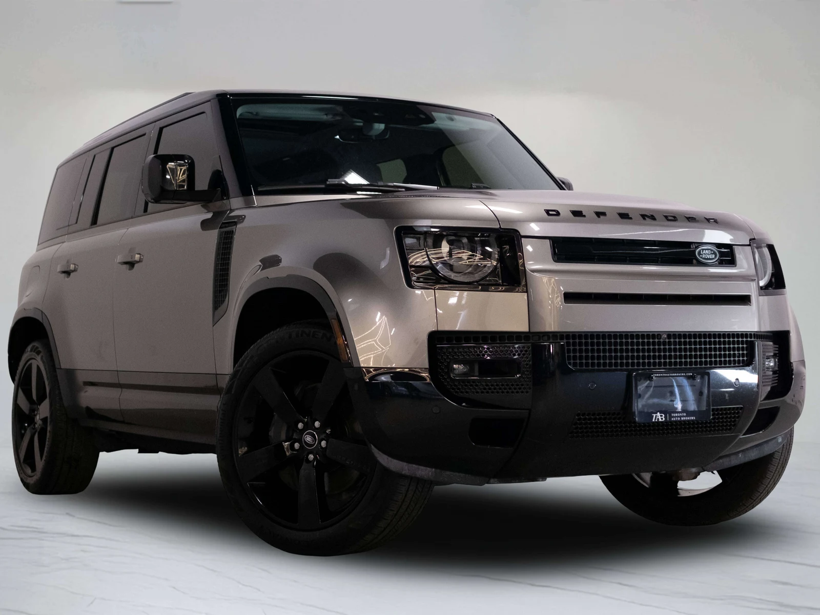 2025 Land Rover Defender 110 X-Dynamic SE (L663), 2/30