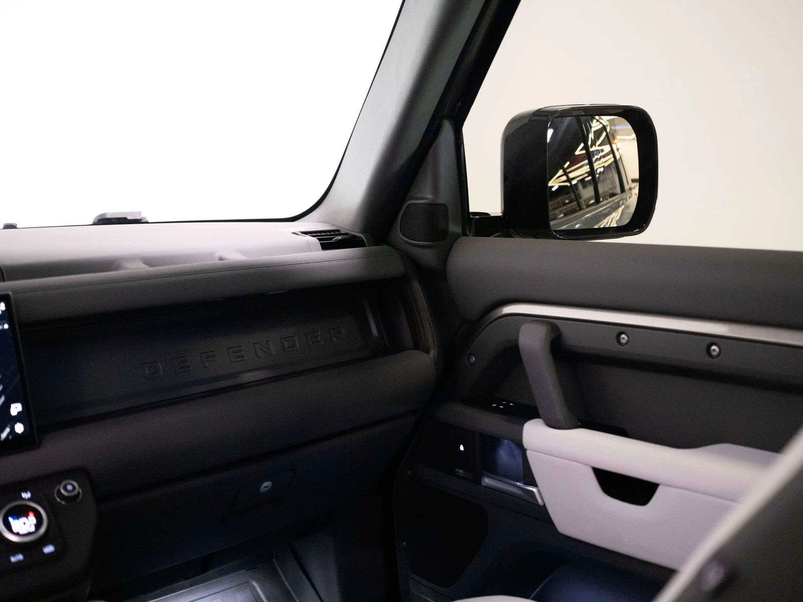 2025 Land Rover Defender 110 X-Dynamic SE (L663), 28/30