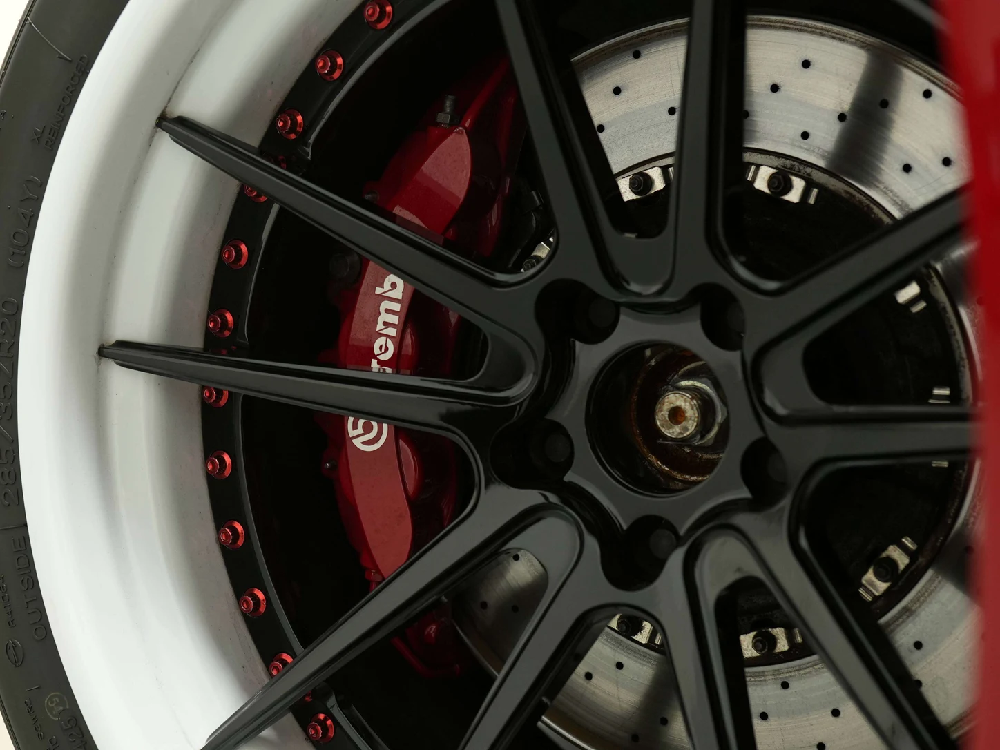 2011 Nissan GT-R Premium (R35), 28/29