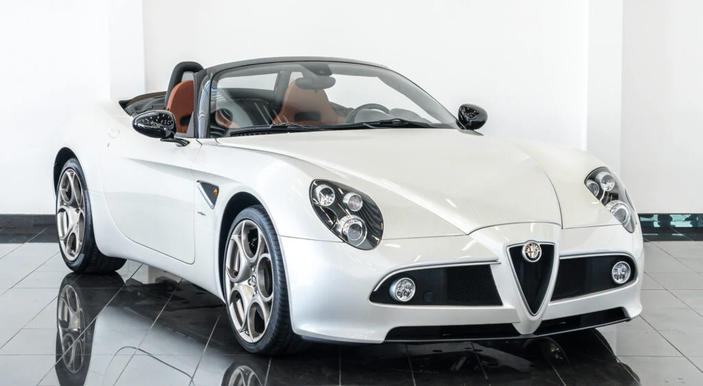 Alfa Romeo 8C Spider · Bianco Madreperla · Tomini Classics