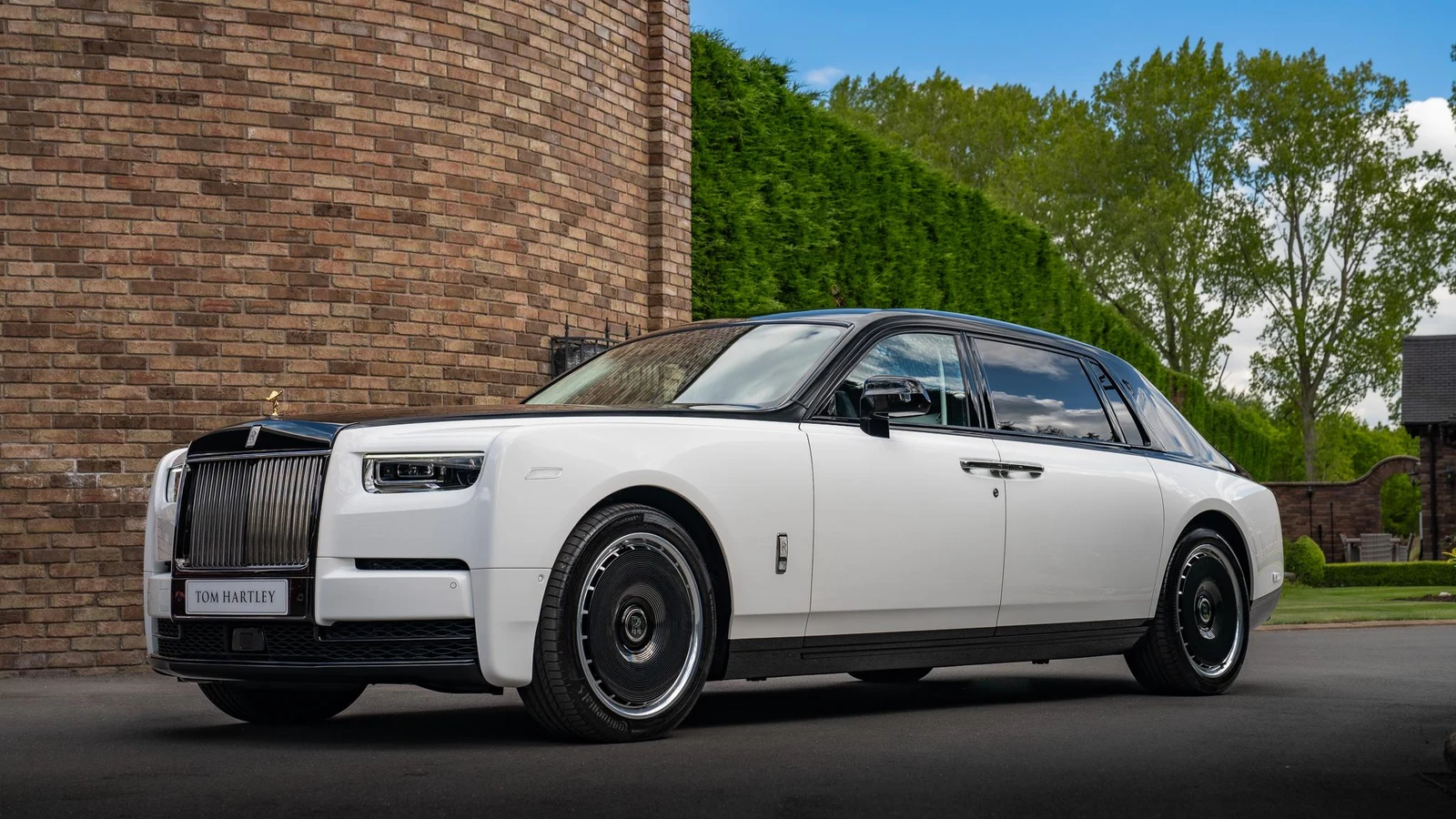 Rolls-Royce Phantom VIII EWB Centenary Private Collection · Super Champagne Crystal Arctic White / Diamond Black · Tom Hartley