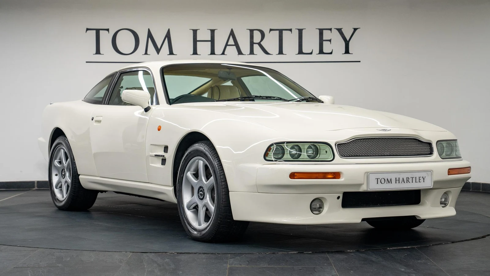 Aston Martin V8 Coupé · Snowdon White · Tom Hartley