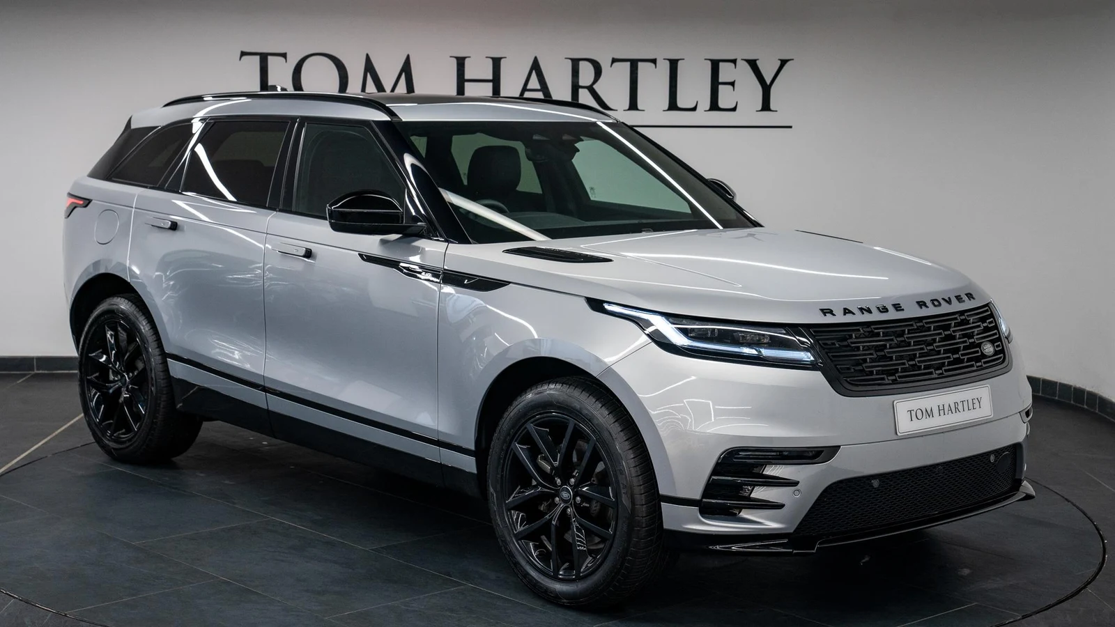 Land Rover Range Rover Velar D200 Dynamic SE · Hakuba Silver Metallic · Tom Hartley