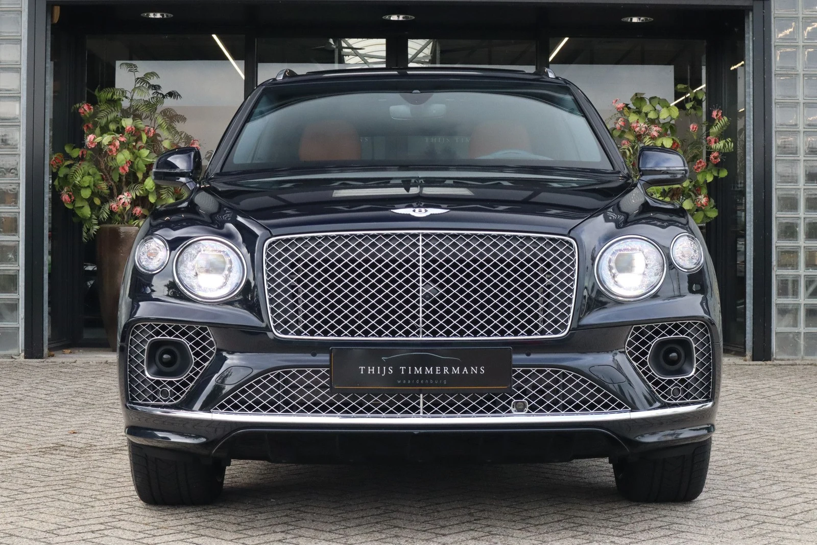 2023 Bentley Bentayga Azure V8, 2/10