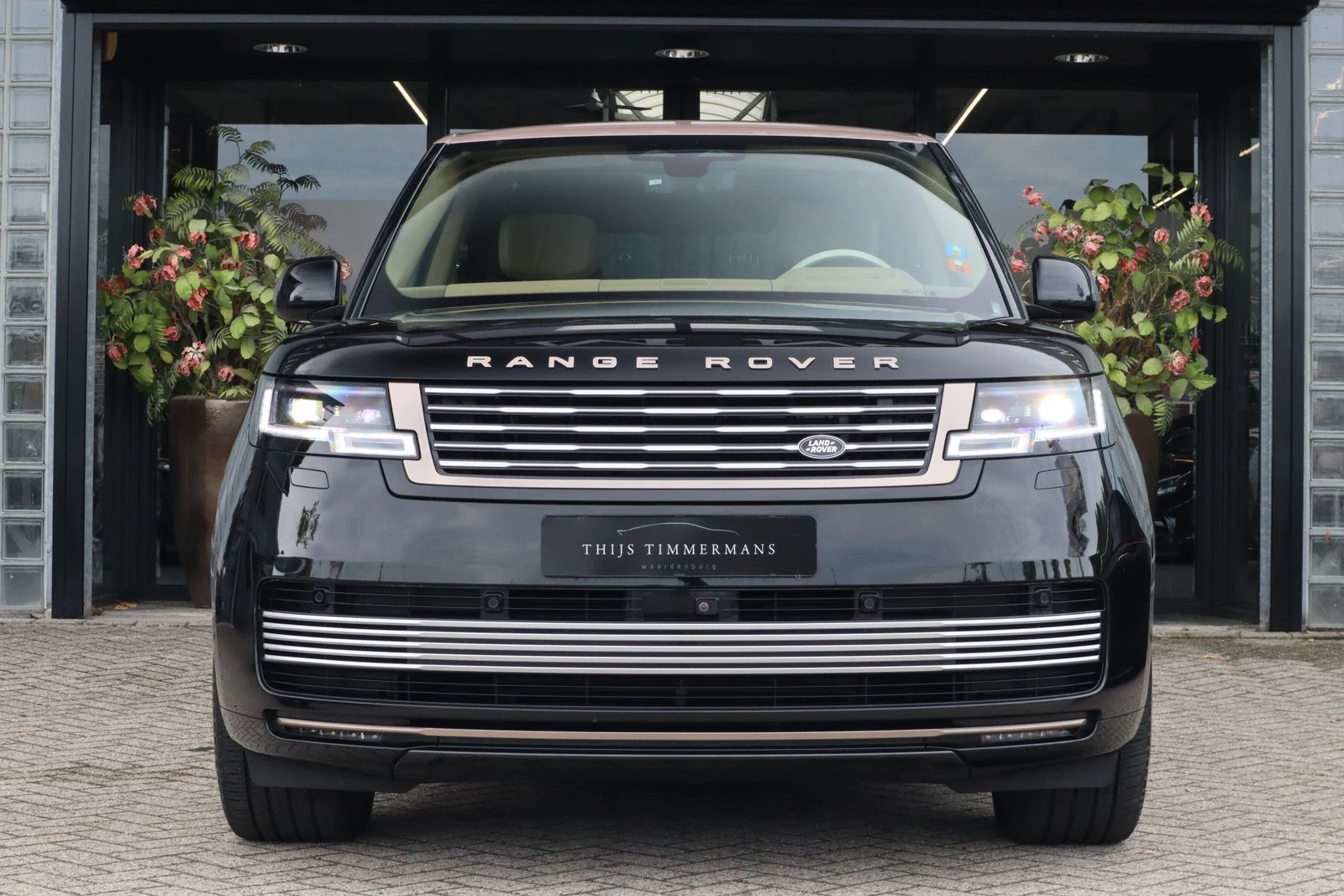 2025 Land Rover Range Rover P550e SV, 2/10