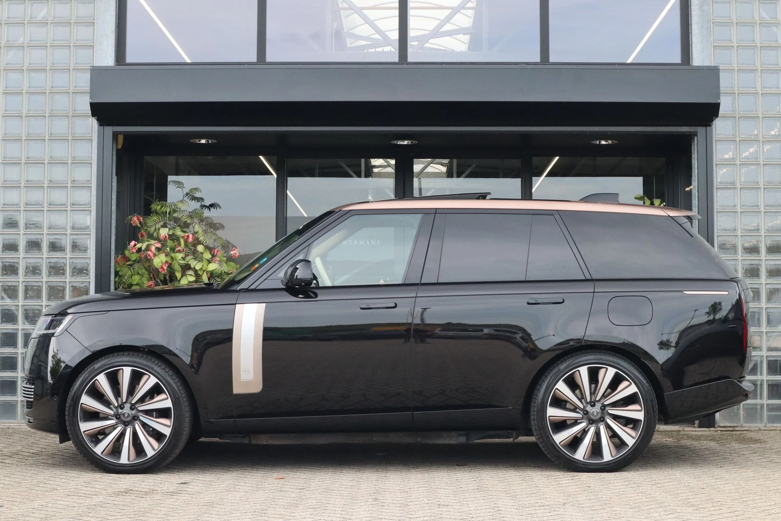 2025 Land Rover Range Rover P550e SV, 3/10