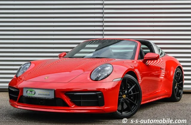 Porsche 911 (992) Targa 4S, full-car front three-quarter view.