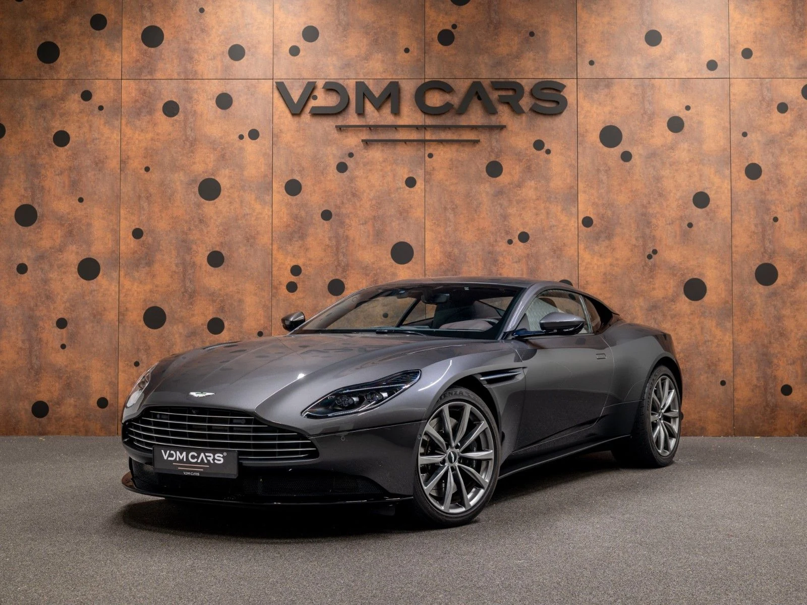 Aston Martin DB11 V8 · Quantum Silver · VDM Cars