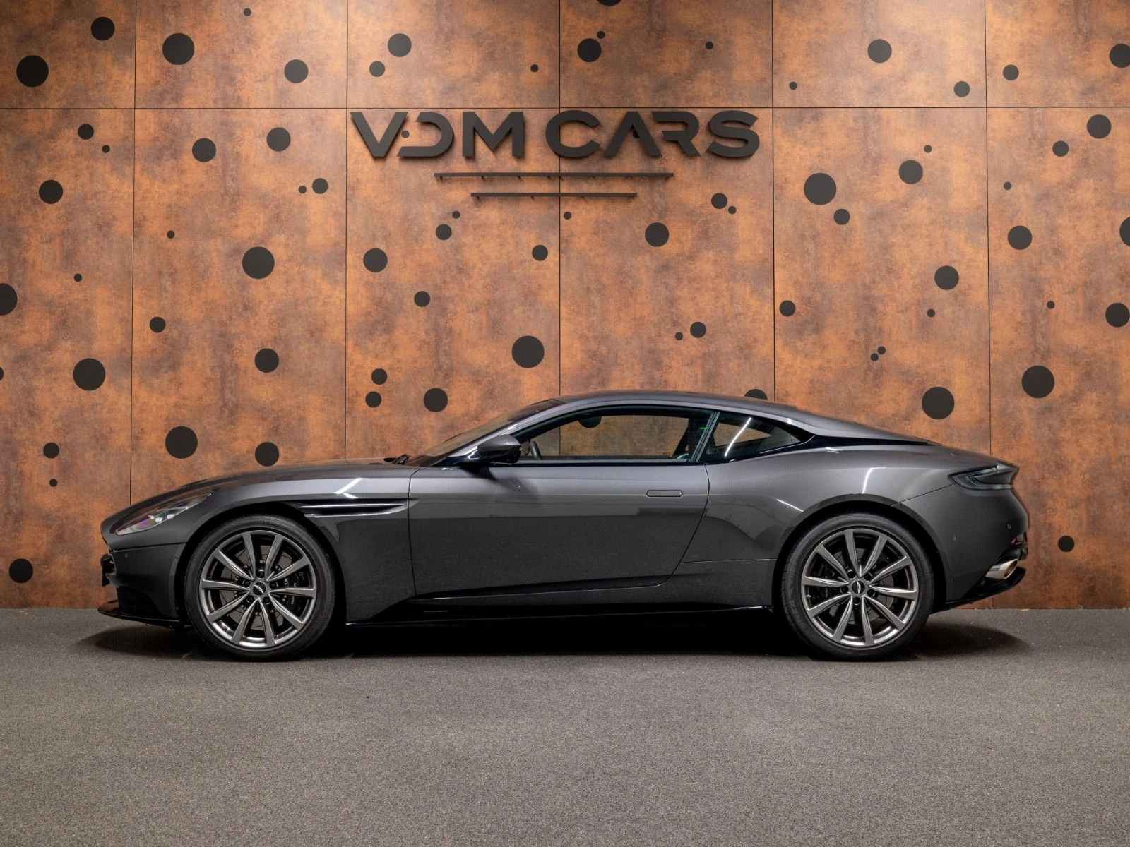 2020 Aston Martin DB11 V8, 2/20