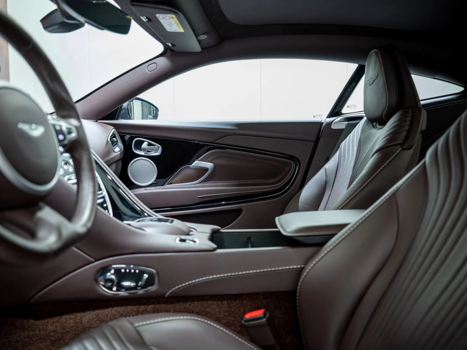 2020 Aston Martin DB11 V8, 19/20