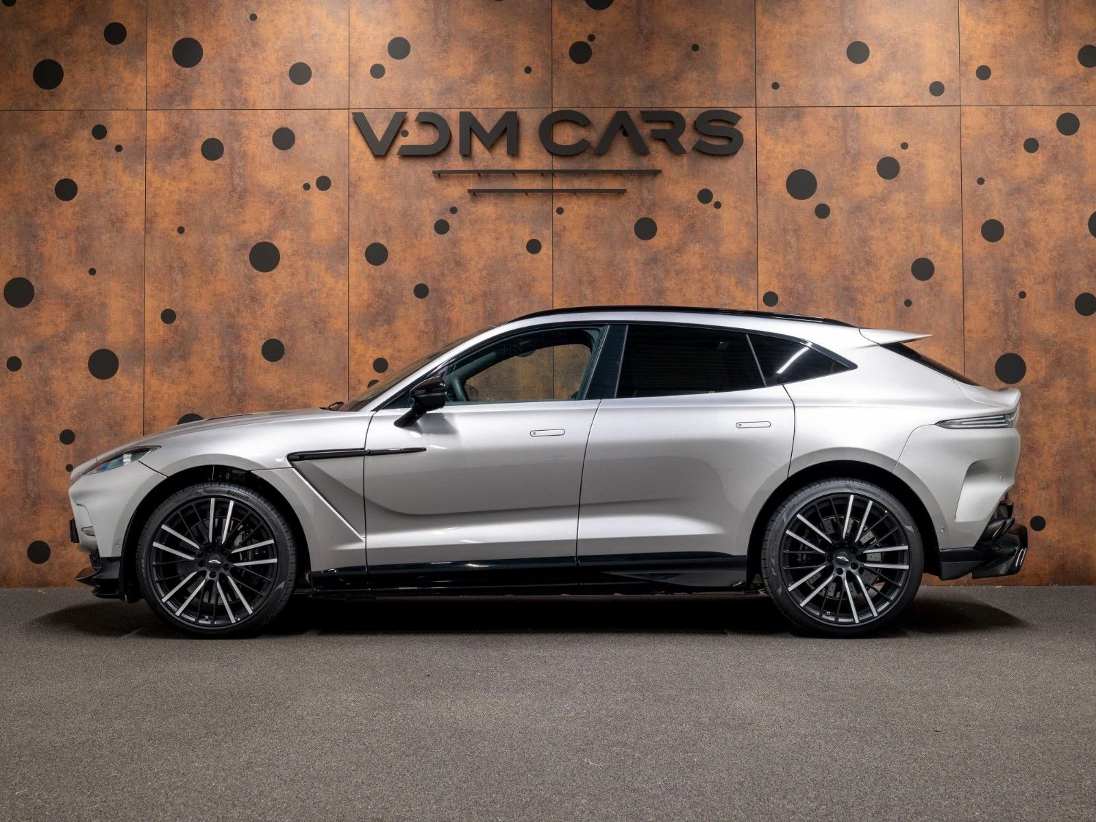 2025 Aston Martin DBX707, 2/20