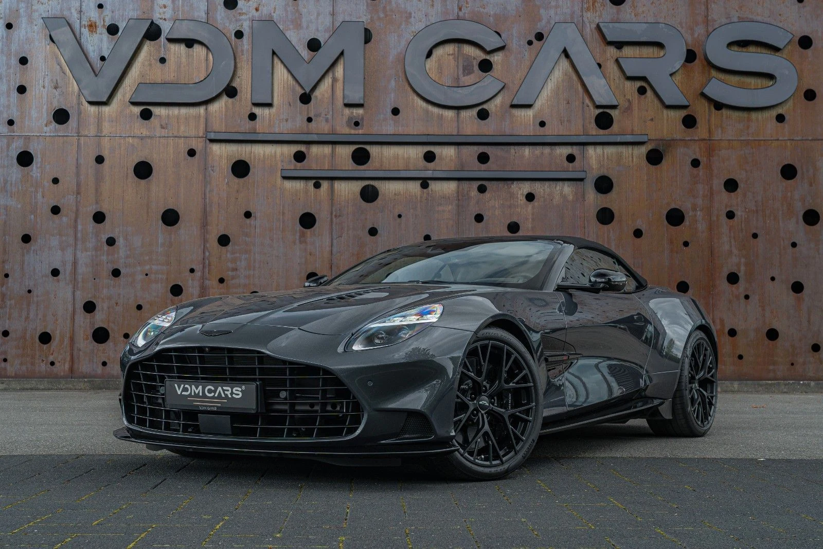2025 Aston Martin Vanquish III Volante, 2/20