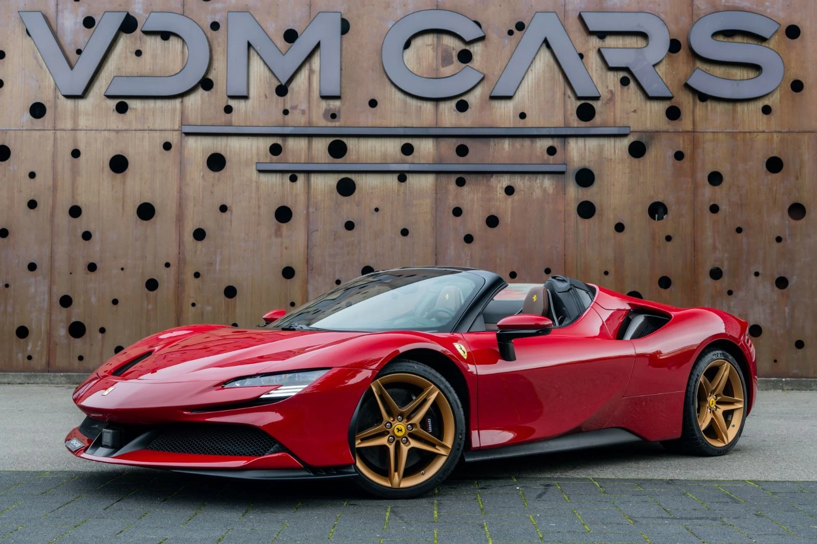 Ferrari SF90 Spider · Two Tone Body Painting, Rosso Mugello 325 / Nero DS1250 · VDM Cars