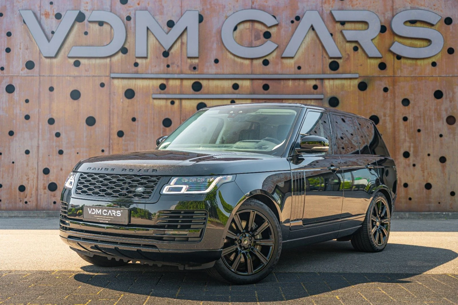Land Rover Range Rover Vogue 5.0 V8 Supercharged (L405) · Santorini Black Metallic · VDM Cars