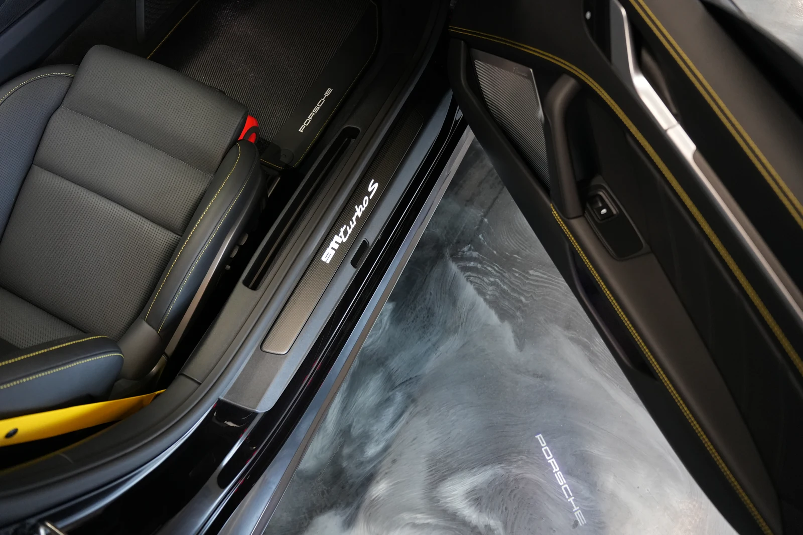 2023 Porsche 911 Turbo S Cabriolet (992.1), 18/20