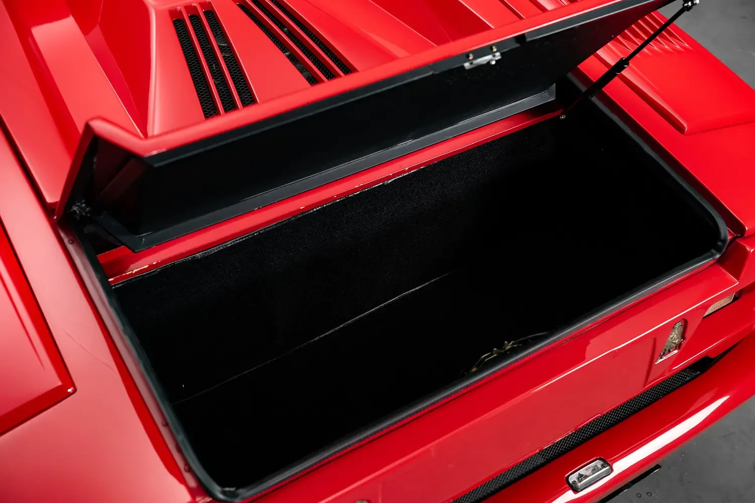 1989 Lamborghini Countach 25th Anniversary trunk