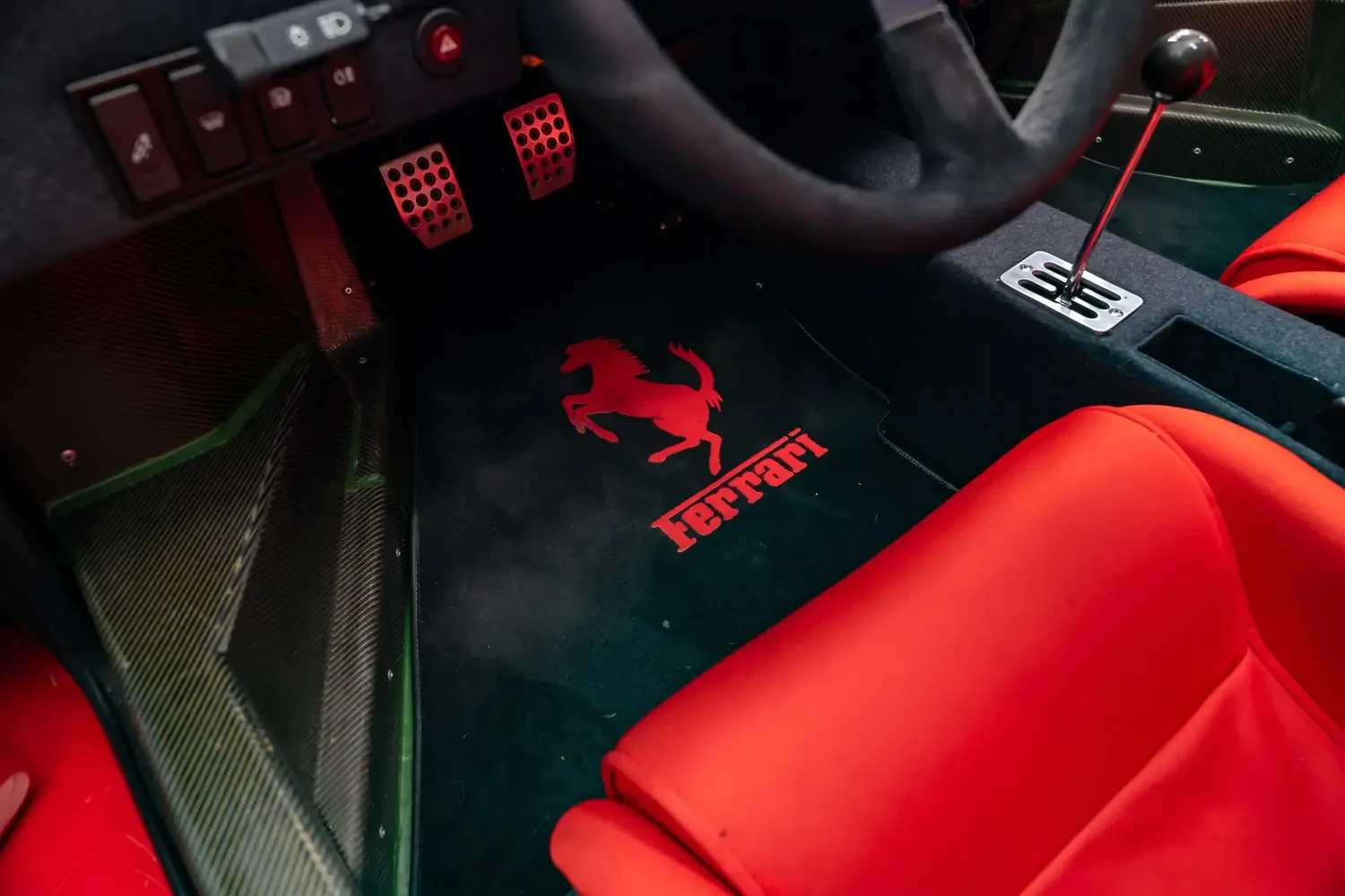 1992 Ferrari F40 interior, Rosso