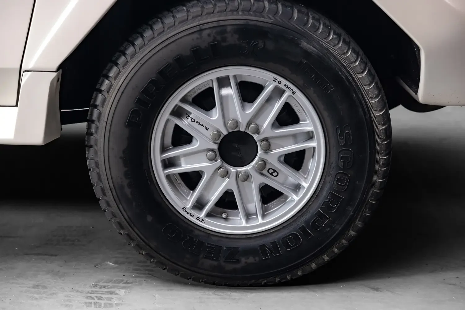 1990 Lamborghini LM002 wheel