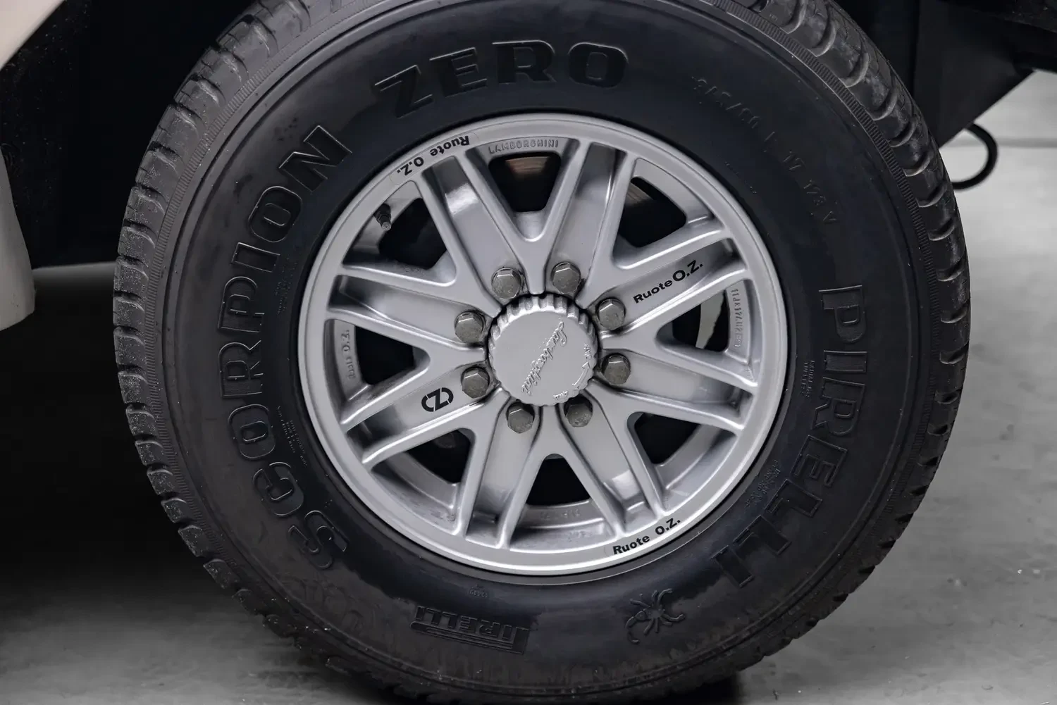 1990 Lamborghini LM002 wheel