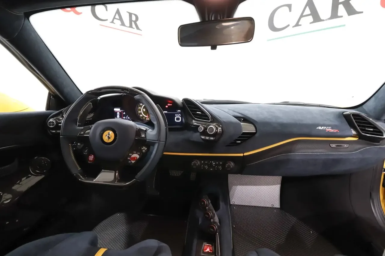 2019 Ferrari 488 Pista interior, dashboard