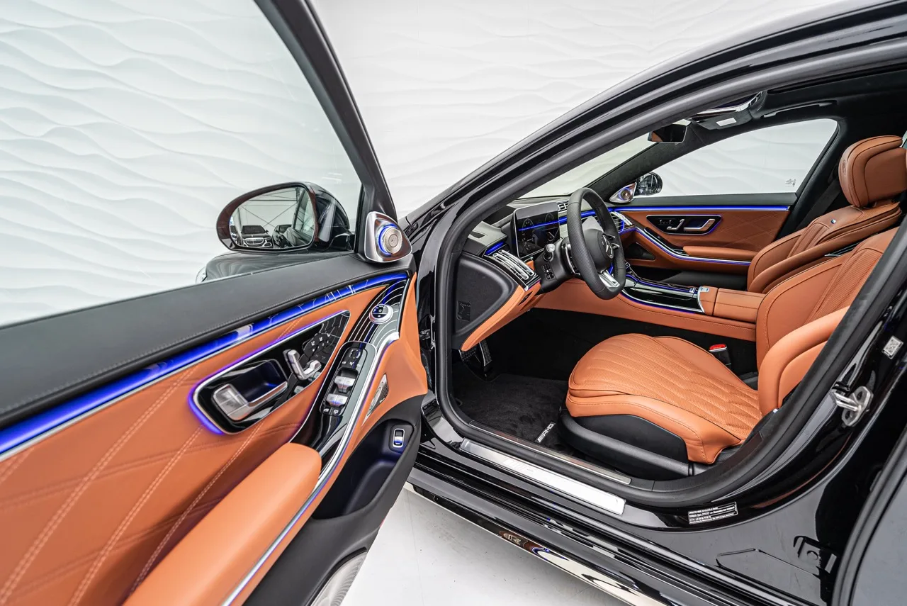 2024 BRABUS 930 interior, schwarz