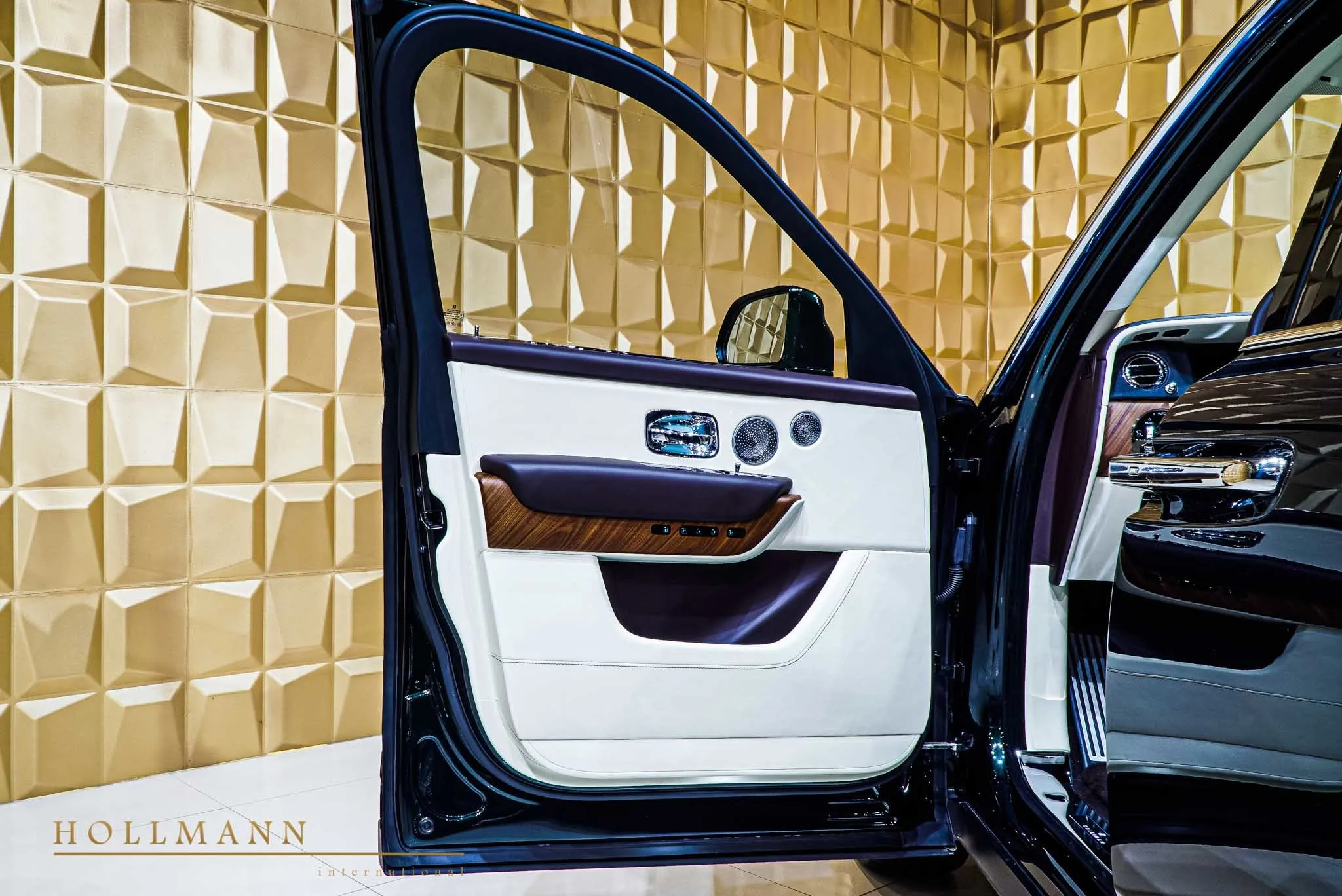 2019 Rolls-Royce Cullinan - Hollmann interior, door panel, Creme Light