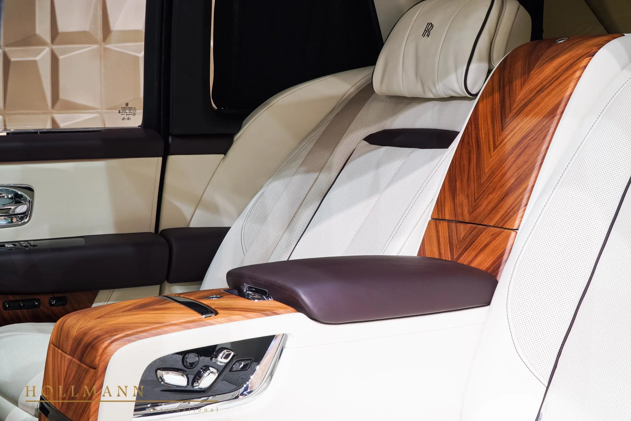 2019 Rolls-Royce Cullinan - Hollmann interior, seats, Creme Light
