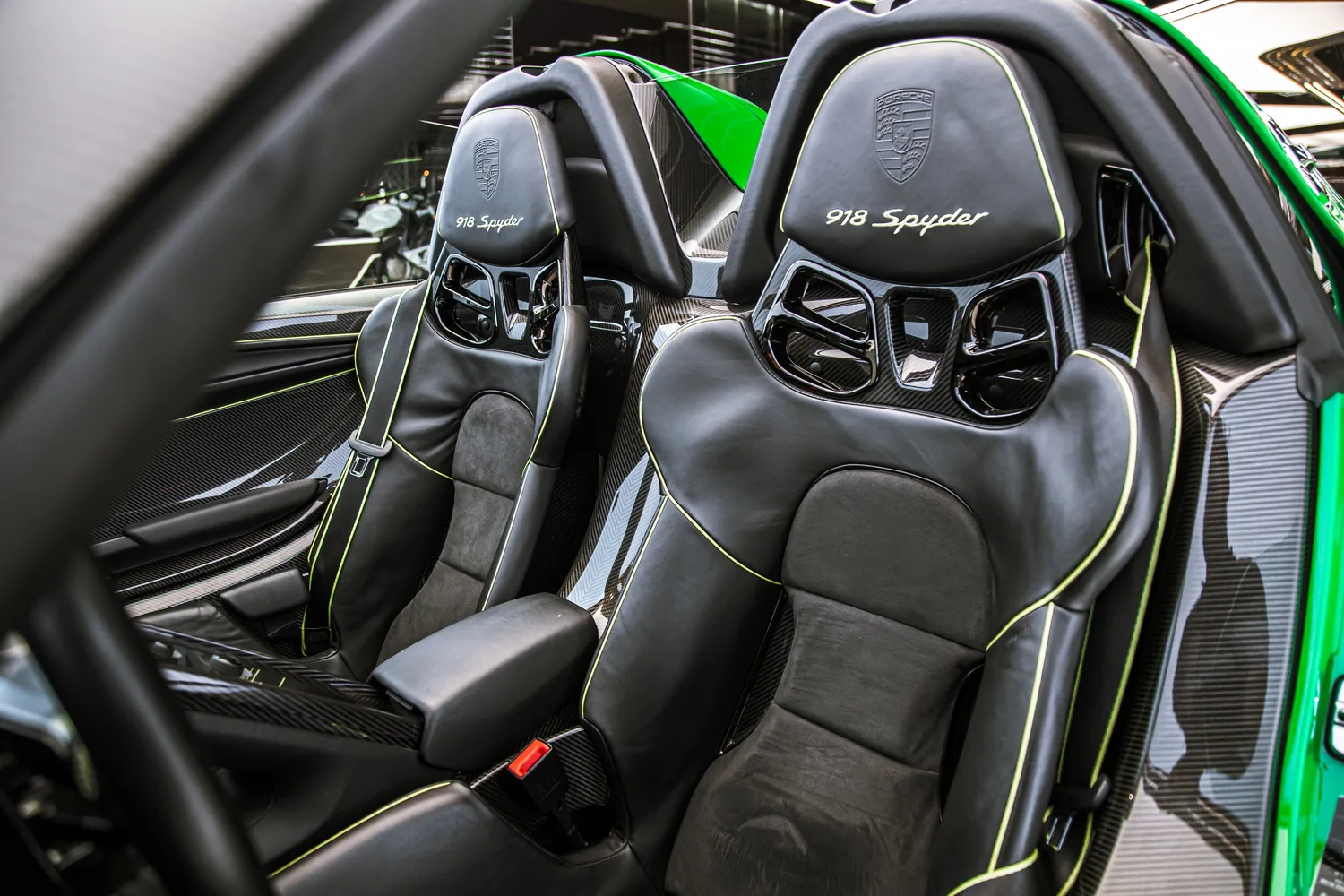 2015 Porsche 918 Spyder interior, seats