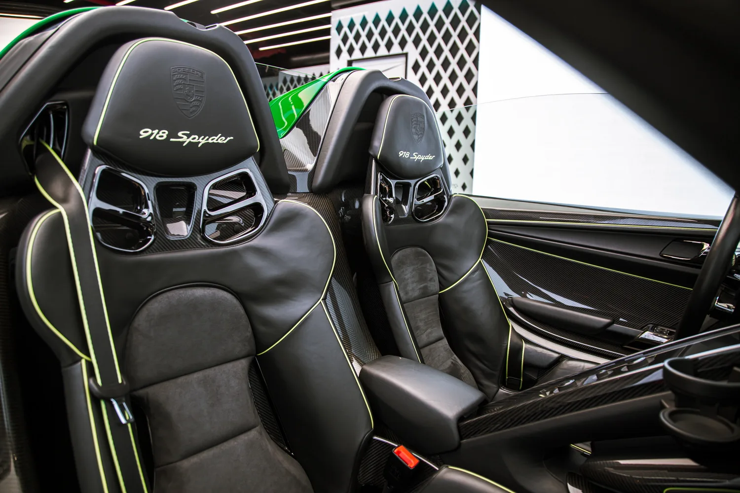 2015 Porsche 918 Spyder interior, seats